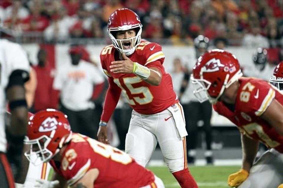 Mahomes comand la ofensiva de Chiefs con tres pases de anotacin.