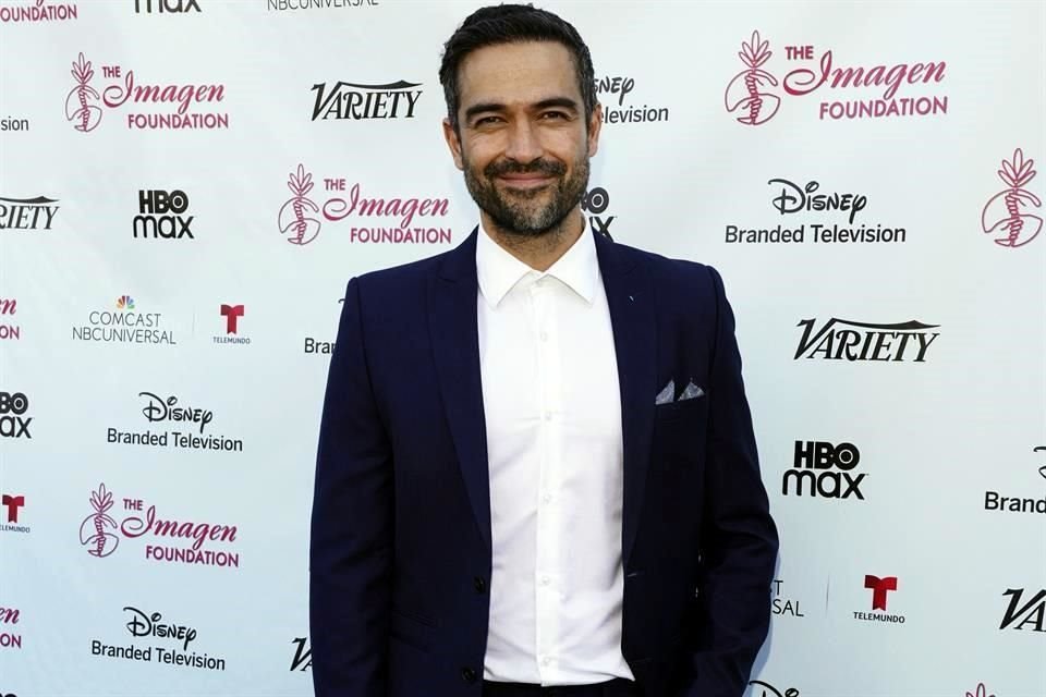 Alfonso Herrera fue de los primeros en llegar a la cita de la gala en Los Ángeles.