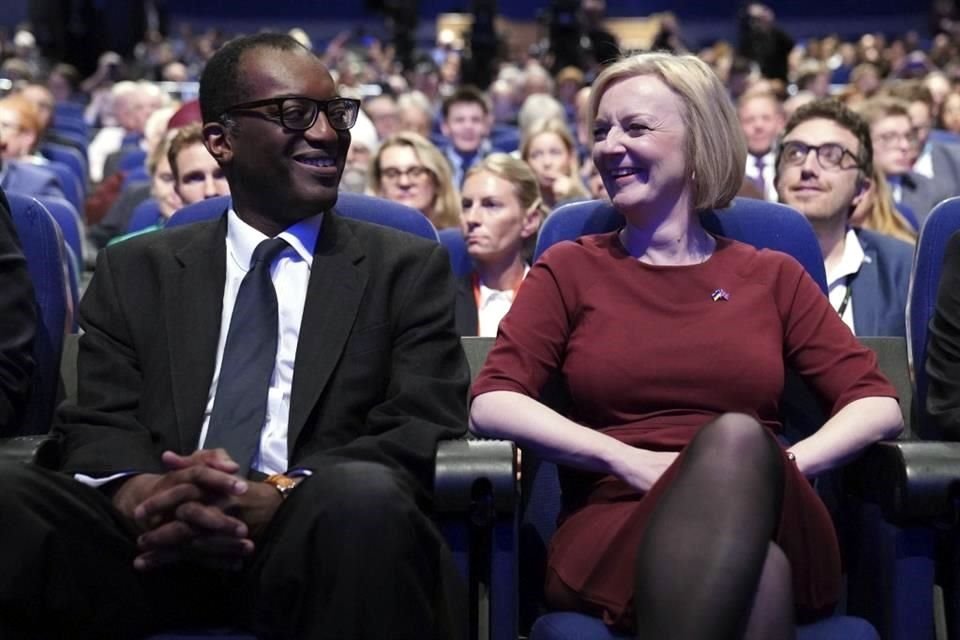 El jefe del Tesoro británico, Kwasi Kwarteng, y la Primera Ministra, Liz Truss, en la conferencia anual del Partido Conservador en Birmingham, Inglaterra.