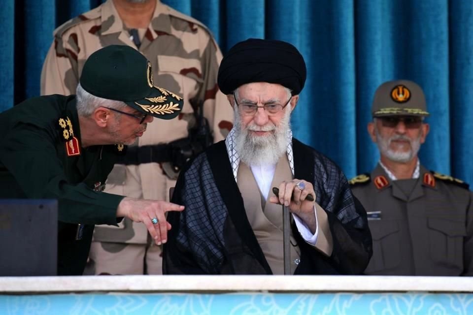 El líder supremo de Irán, el Ayatolá Ali Jamenei, durante una ceremonia de graduación de cadetes de la Policía, en Teherán.