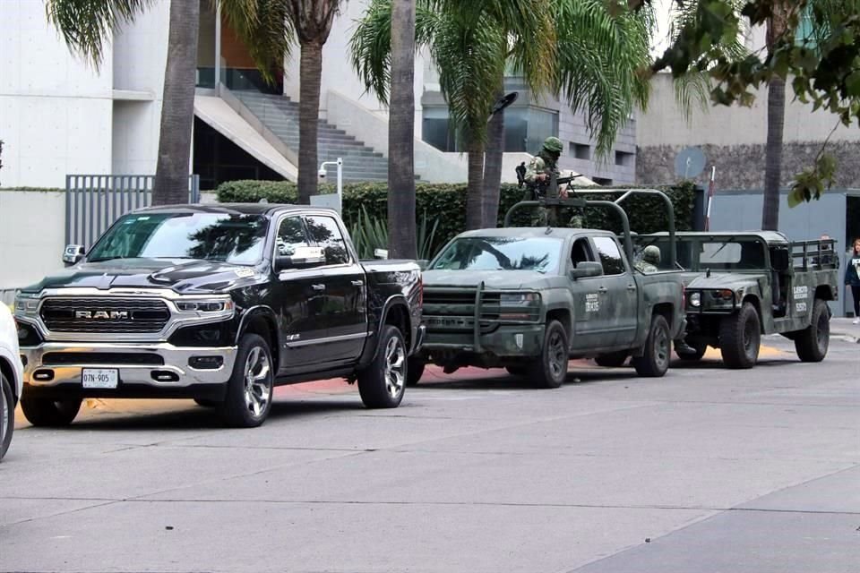 Militares resguardan el hospital donde atienden a algunas de las víctimas que quedaron lesionadas tras la balacera de ayer.