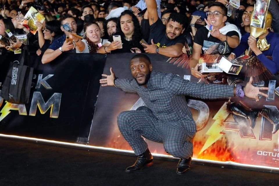 Aldis Hodge, que encarna a Hombre Halcón, fue el más juguetón con los mexicanos a la hora de posar para las fotos.