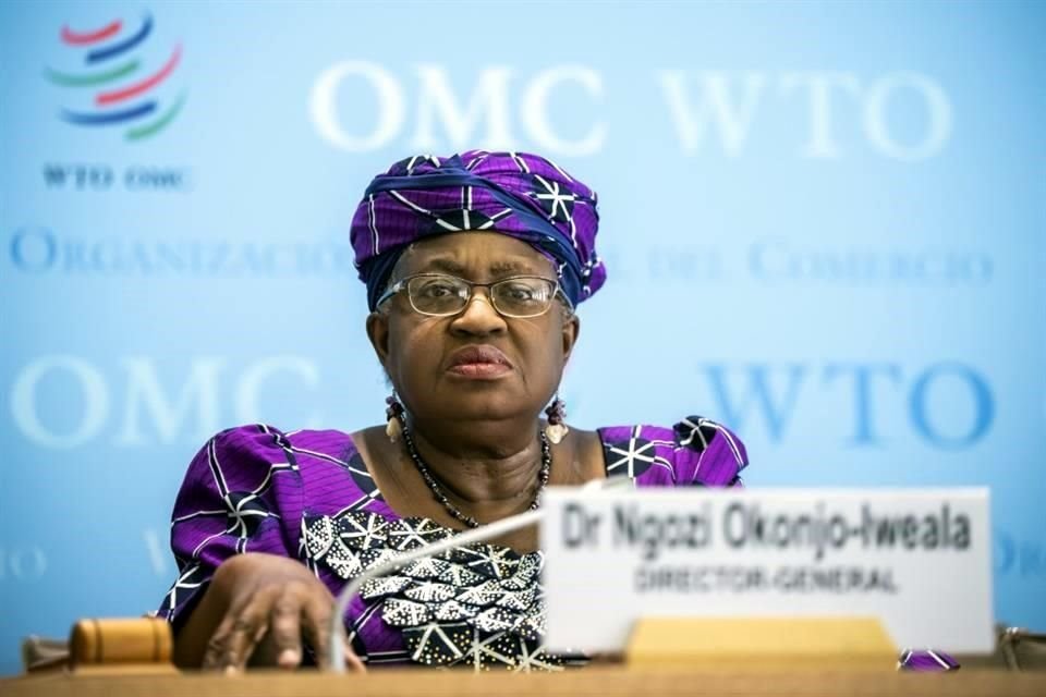 Ngozi Okonjo-Iweala, directora general de la OMC, dijo que es imperativo que mitiguemos riesgos como los conflictos geopolíticos y la fragmentación del comercio, para mantener el crecimiento económico y la estabilidad'.