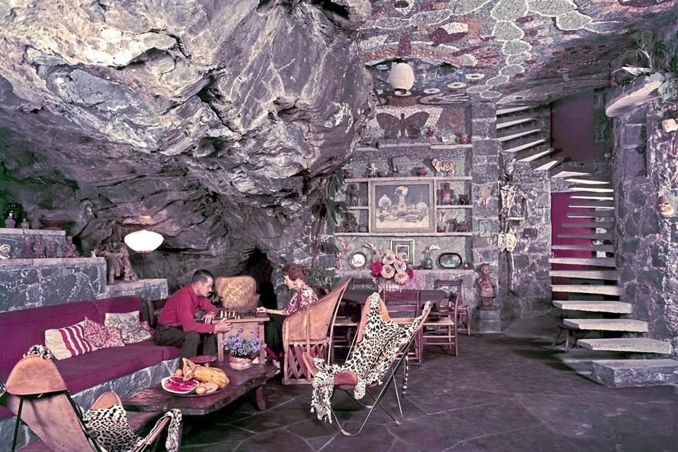 Juan y Helen O'Gorman jugando ajedrez en su casa-cueva del Pedregal, retratados en 1959 por Eliot Elisofon, para la revista 'Life'.