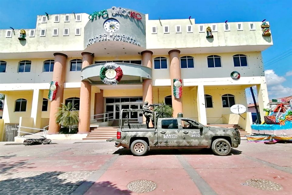 Fueron asesinados el Alcalde de San Miguel Totolapan, Conrado Mendoza Almeda, y otras 19 personas.