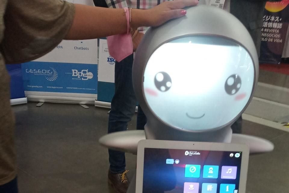 Ex alumnos de La Salle desarrollaron un robot de servicio útil para las necesidades de las empresas.