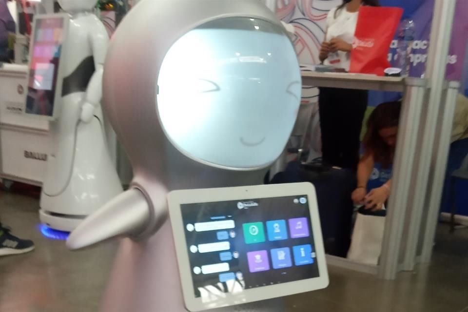 Ex alumnos de La Salle desarrollaron un robot de servicio útil para las necesidades de las empresas.