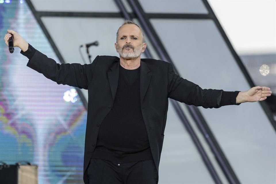 El cantante español Miguel Bosé fue sometido a una operación de hernia discal por un accidente de automóvil que tuvo hace 20 años.