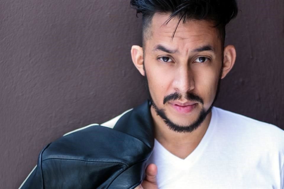 El actor Jorge Aranda celebra estar al mismo tiempo en una serie y en el cine.