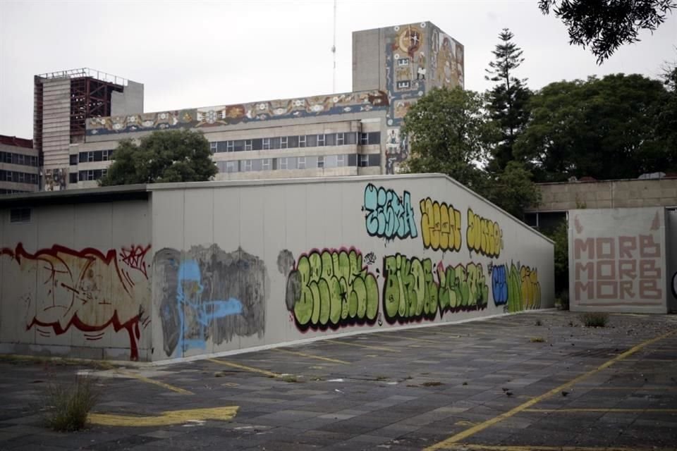 El vandalismo de las instalaciones comienza a reflejarse en muros y entradas que han sido grafiteadas.