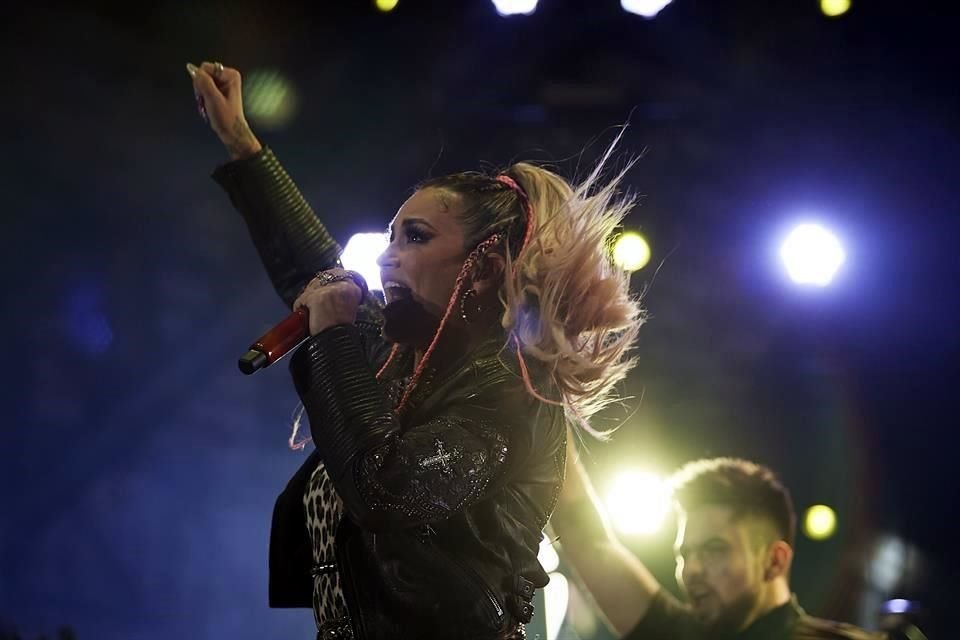 A pesar del aguacero que cayó antes del concierto de María José, 10 mil 400 fans abarrotaron el foro principal de las Fiestas de Octubre.