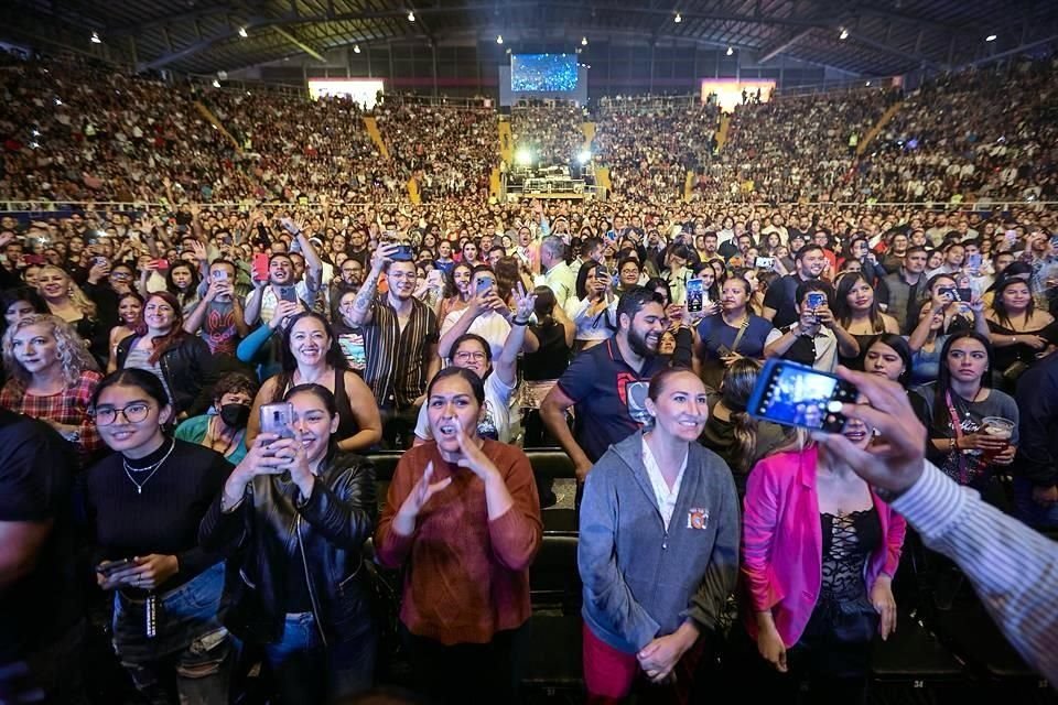 A pesar del aguacero que cayó antes del concierto de María José, 10 mil 400 fans abarrotaron el foro principal de las Fiestas de Octubre.