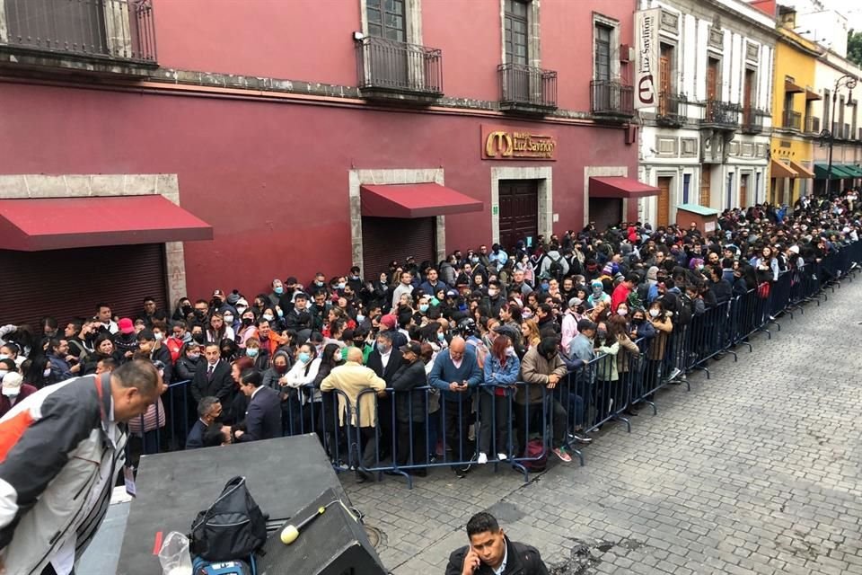 Aunque se preveía que la sesión arrancara a las 9:00 horas, media hora después seguían llegando invitados y simpatizantes.