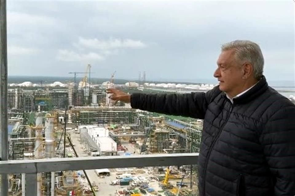 AMLO supervisa Refinería Dos Bocas, en Tabasco.