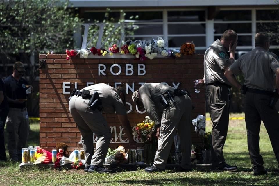 El distrito escolar de Uvalde, Texas, suspendió de sus funciones a su fuerza policial, criticada por su respuesta al tiroteo que dejó 21 muertos, entre ellos 19 menores.