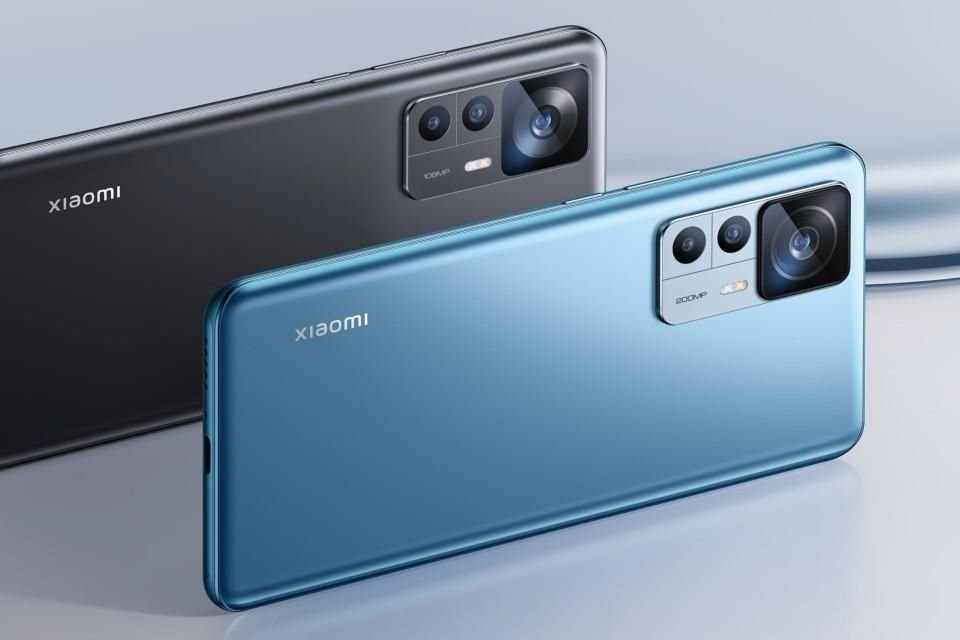 La empresa china reveló sus más recientes smartphones, el Xiaomi 12T Pro (azul) y Xiaomi 12T. Conócelos.