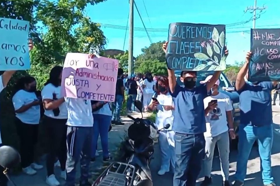 Estudiantes de Universidad para el Bienestar en Yucatán, protestan por falta de maestros, clases, convenios de prácticas e infraestructura.