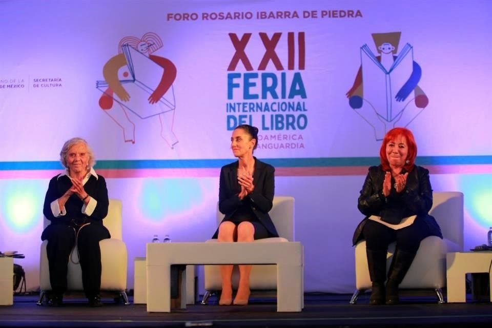 La escritora Elena Poniatowska, la Jefa de Gobierno Claudia Sheibaum y la presidenta de la CNDH Rosario Piedra Ibarra, durante el homenaje a la luchadora social Rosario Ibarra de Piedra.