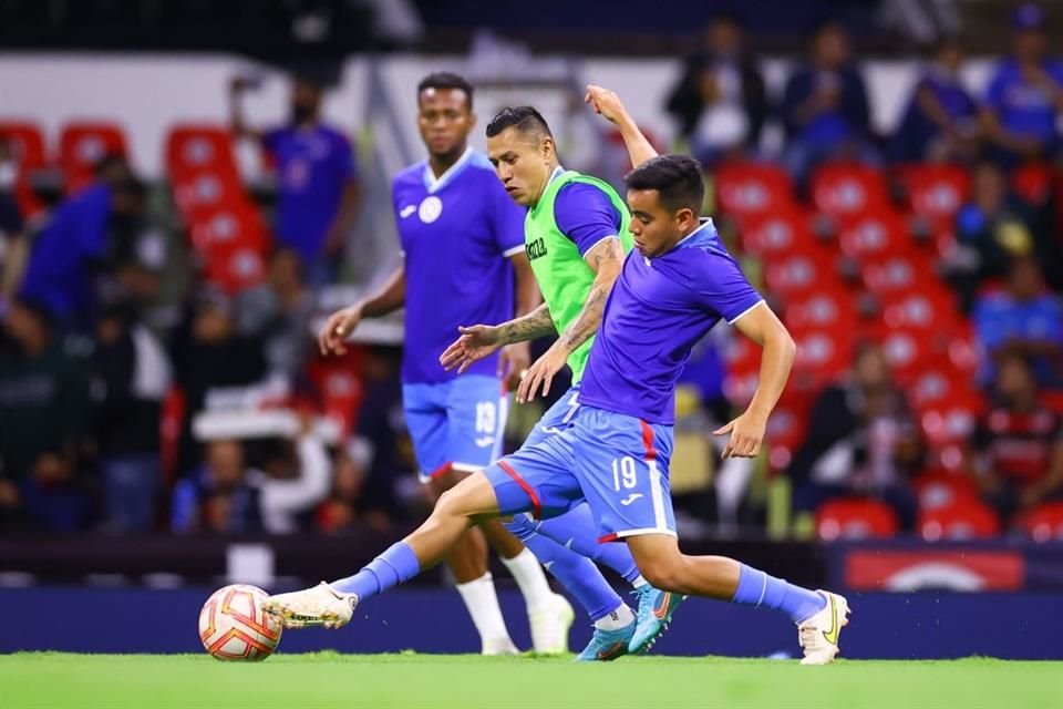 'Cata' Domínguez y Charly Rodríguez disputan una pelota previo a un juego con Cruz Azul.