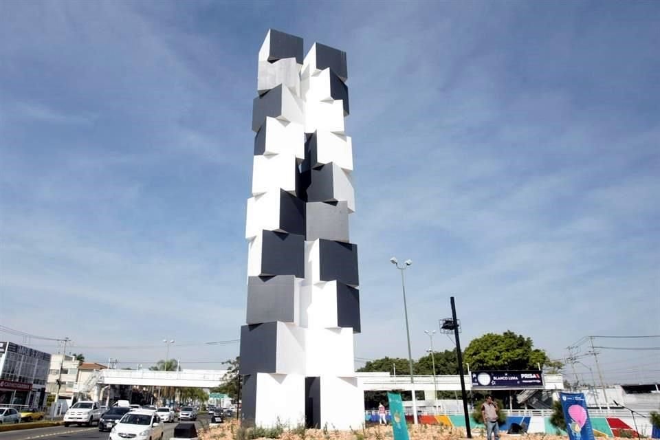 Torre 'Los Cubos', del arquitecto González Gortázar en Zapopan; mide 30 metros de altura y está formada por 20 cubos, los cuales, puestos de dos en dos, forman un par de hileras que suben al cielo.