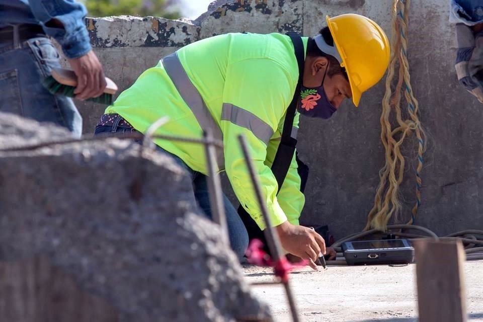 Para conocer las causas del colapso en Línea 12, peritos de la empresa noruega DNV empezaron la toma de muestras de concreto en la zona cero, en Av. Tláhuac.