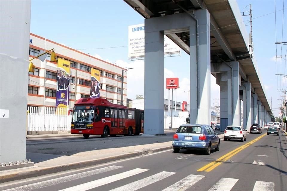 Autobuses de Metrobús con la leyenda 'unidades de prueba' avanzan sobre la vialidad.