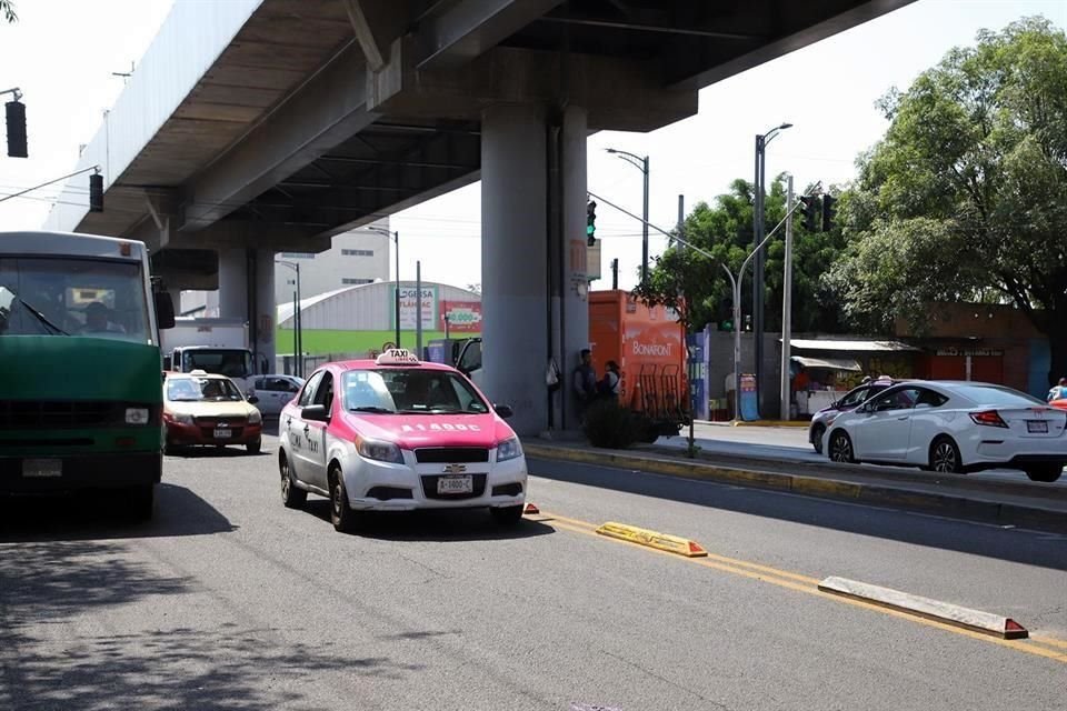 Sobre Av. Tláhuac ya se baliza un carril que será exclusivo para unidades de transporte público pasando la estación Atlalilco de la L12, por donde también operará el Metrobús.