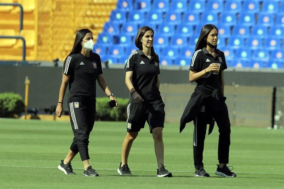 Las jugadoras felinas también recorrieron la cancha.