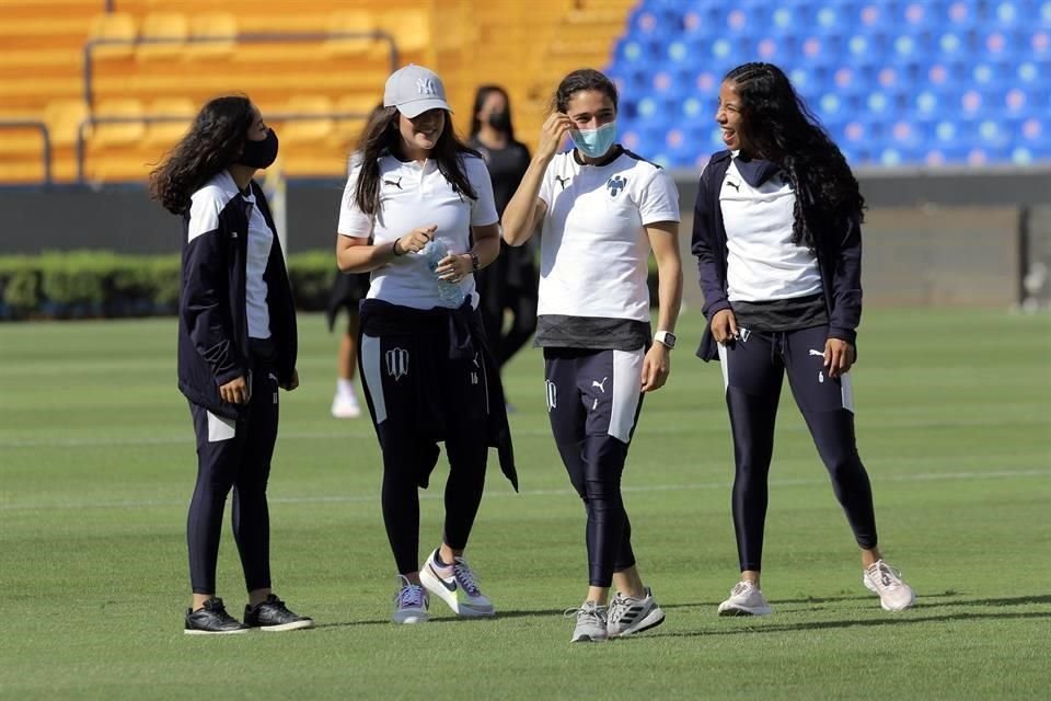 Mónica Flores (5) bromea junto a Xanic Benítez (16) y Alejandra Martínez (6).