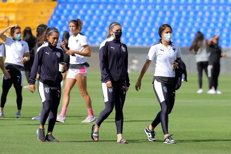 Diana Evangelista, Daniela Solís y Rebeca Bernal durante el reconocimiento de la cancha del Uni, antes del calentamiento.