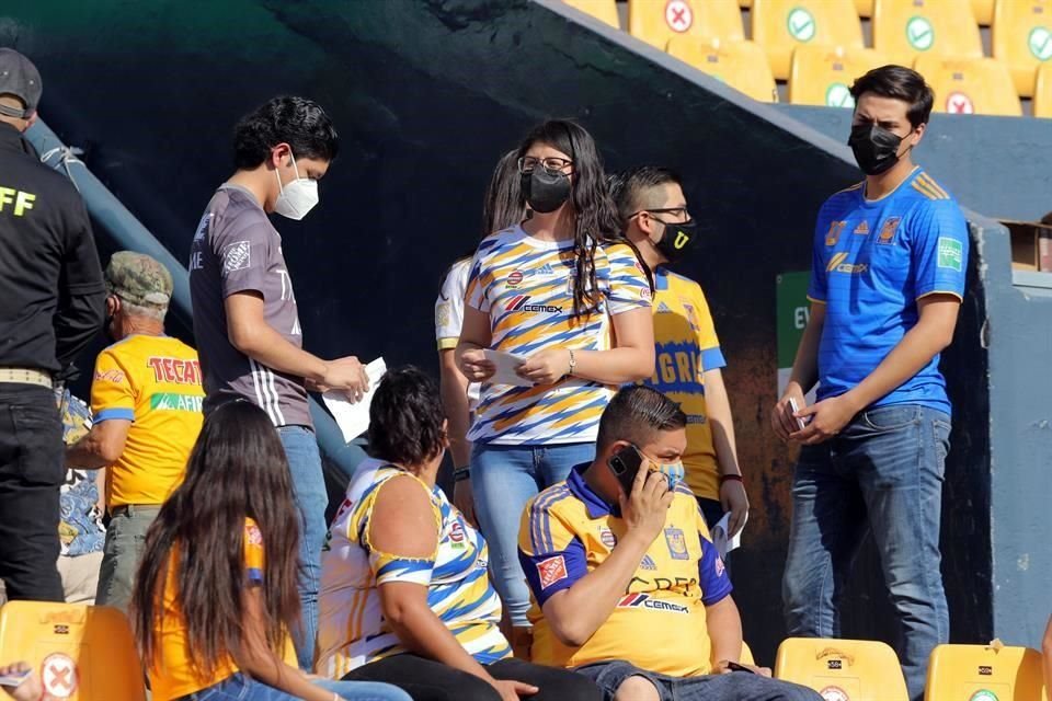 La afición de los dos equipos llegó desde temprano al Uni, con sus jerseys bien puestos.