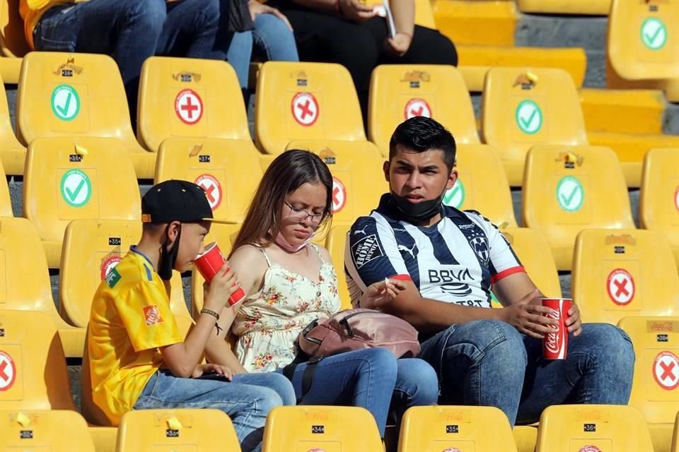 La afición de los dos equipos llegó desde temprano al Uni, con sus jerseys bien puestos.