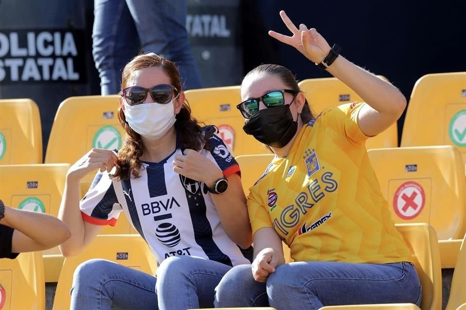 La afición de los dos equipos llegó desde temprano al Uni, con sus jerseys bien puestos.