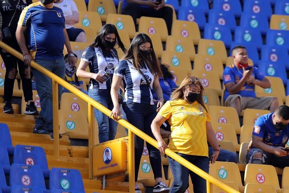 La afición de los dos equipos llegó desde temprano al Uni, con sus jerseys bien puestos.