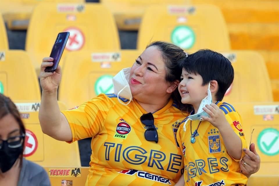 La afición de los dos equipos llegó desde temprano al Uni, con sus jerseys bien puestos.