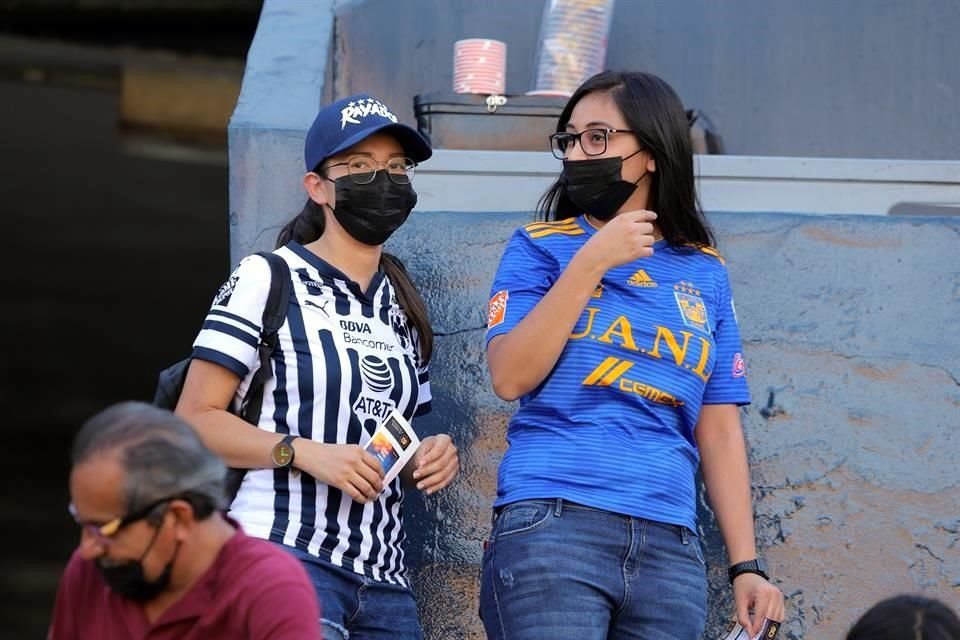 La afición de los dos equipos llegó desde temprano al Uni, con sus jerseys bien puestos.