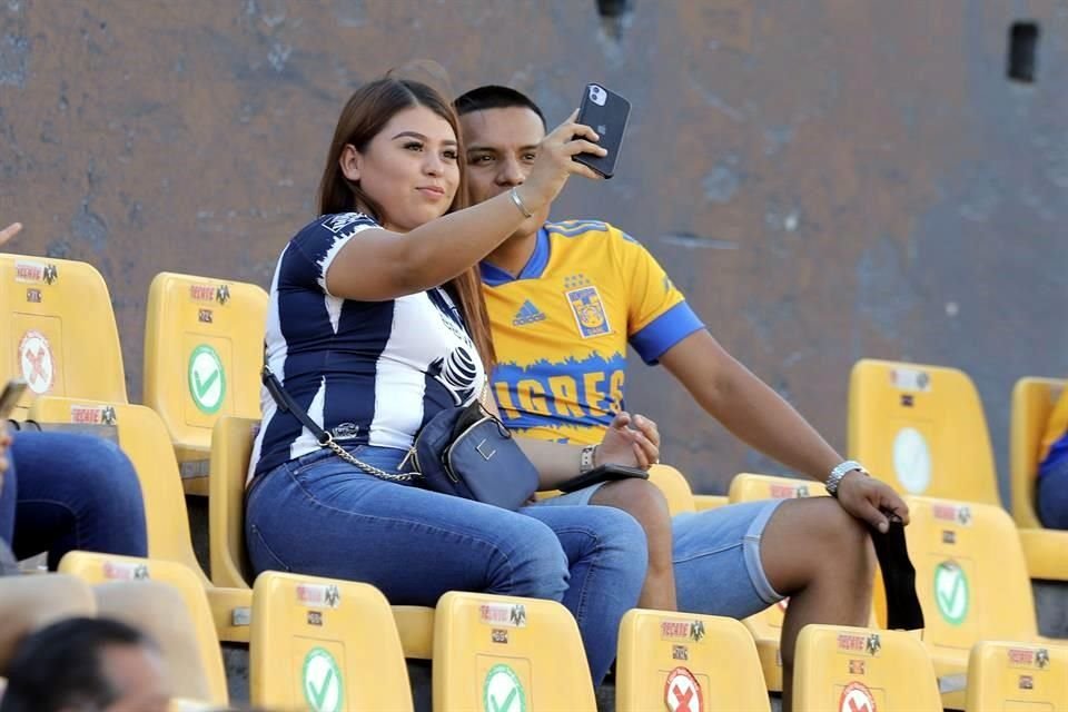 La afición de los dos equipos llegó desde temprano al Uni, con sus jerseys bien puestos.