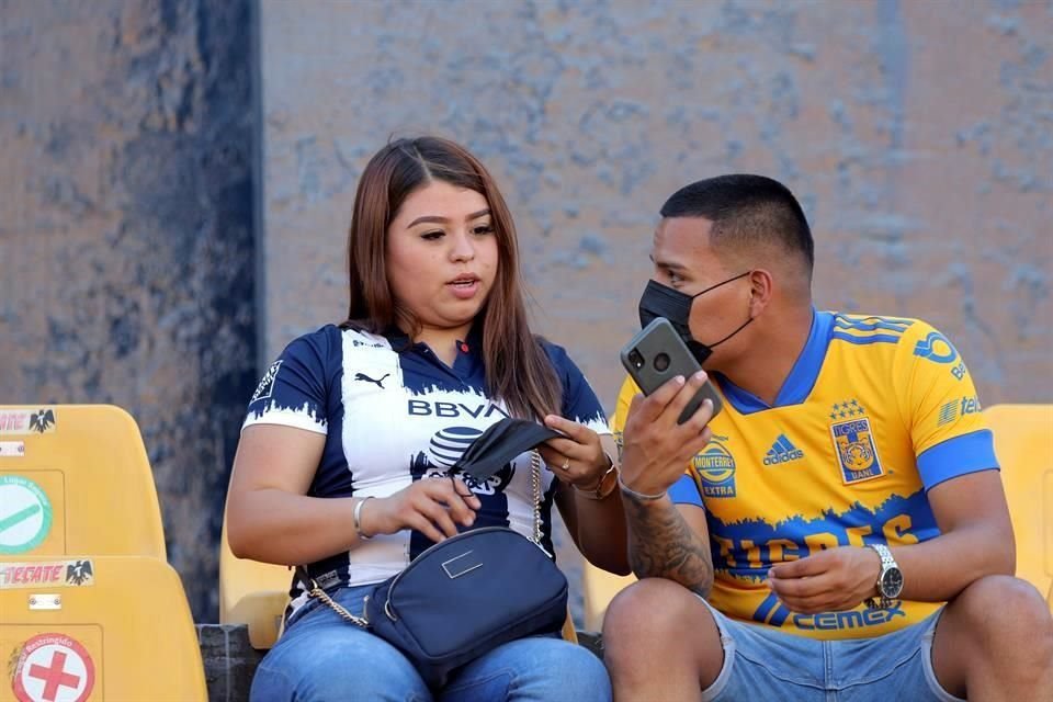 La afición de los dos equipos llegó desde temprano al Uni, con sus jerseys bien puestos.