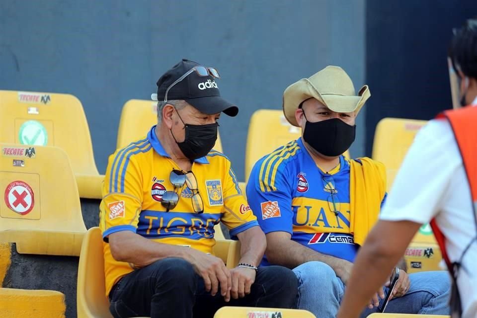 La afición de los dos equipos llegó desde temprano al Uni, con sus jerseys bien puestos.