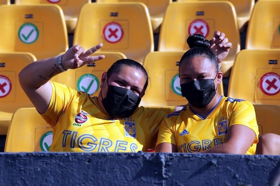 La mayoría de los aficionados que están en el Uni apoyan al cuadro local, a Tigres Femenil.