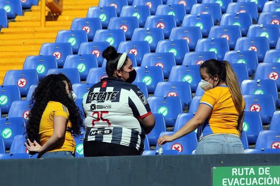 La mayoría de los aficionados que están en el Uni apoyan al cuadro local, a Tigres Femenil.