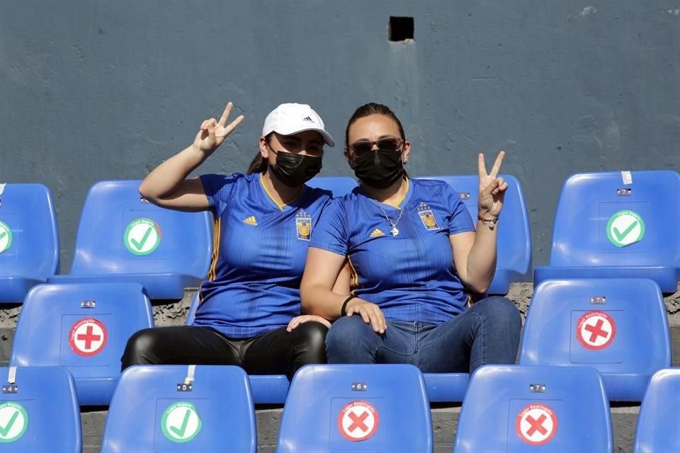 La mayoría de los aficionados que están en el Uni apoyan al cuadro local, a Tigres Femenil.