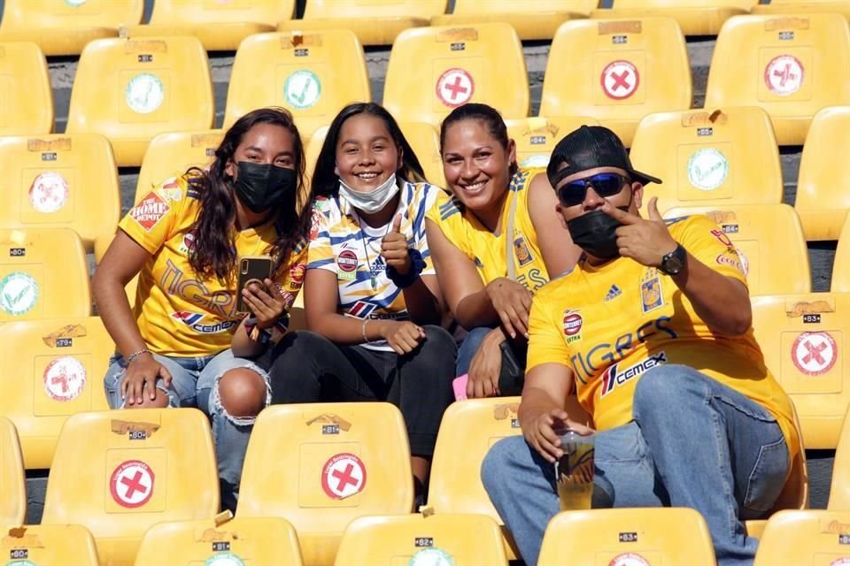 La mayoría de los aficionados que están en el Uni apoyan al cuadro local, a Tigres Femenil.