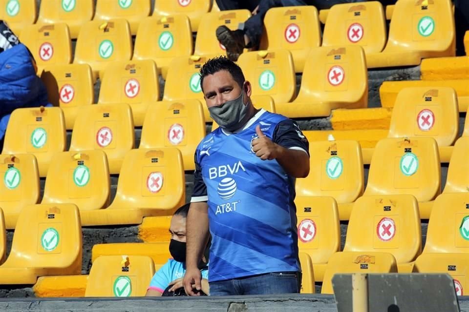 La mayoría de los aficionados que están en el Uni apoyan al cuadro local, a Tigres Femenil.