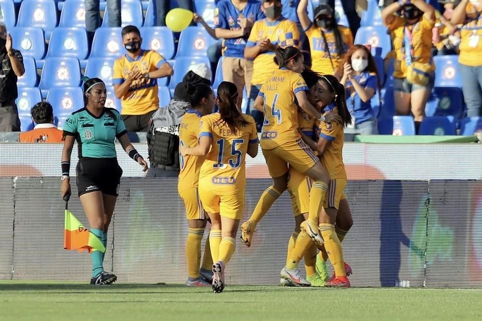 Belén Cruz hizo el 2-0 con un golazo en el que armó su jugada, y para el 17' Tigres se mostraba muy superior.