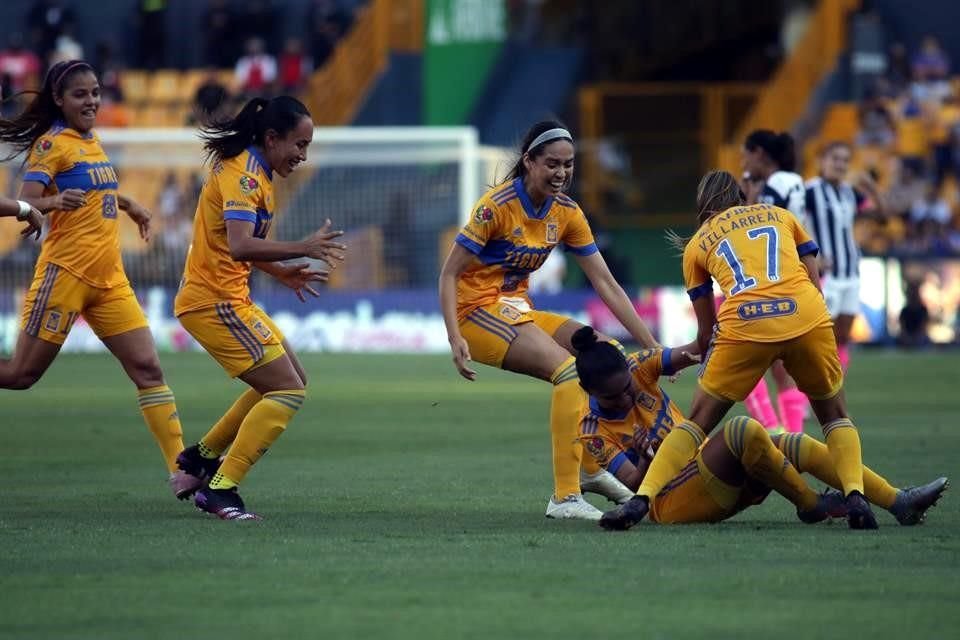 Belén Cruz hizo el 2-0 con un golazo en el que armó su jugada, y para el 17' Tigres se mostraba muy superior.