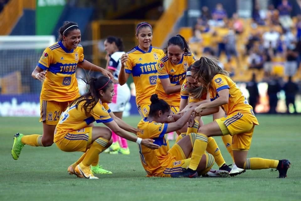 Belén Cruz hizo el 2-0 con un golazo en el que armó su jugada, y para el 17' Tigres se mostraba muy superior.