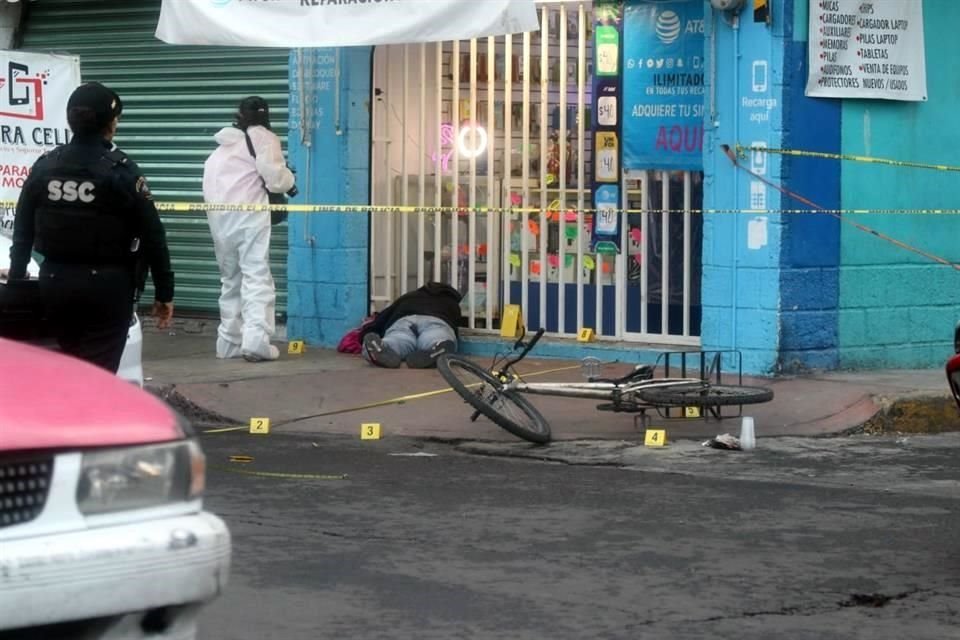 El hombre iba a bordo de su bicicleta cuando lo atacaron dos personas desde una motocicleta, según reportes preliminares.