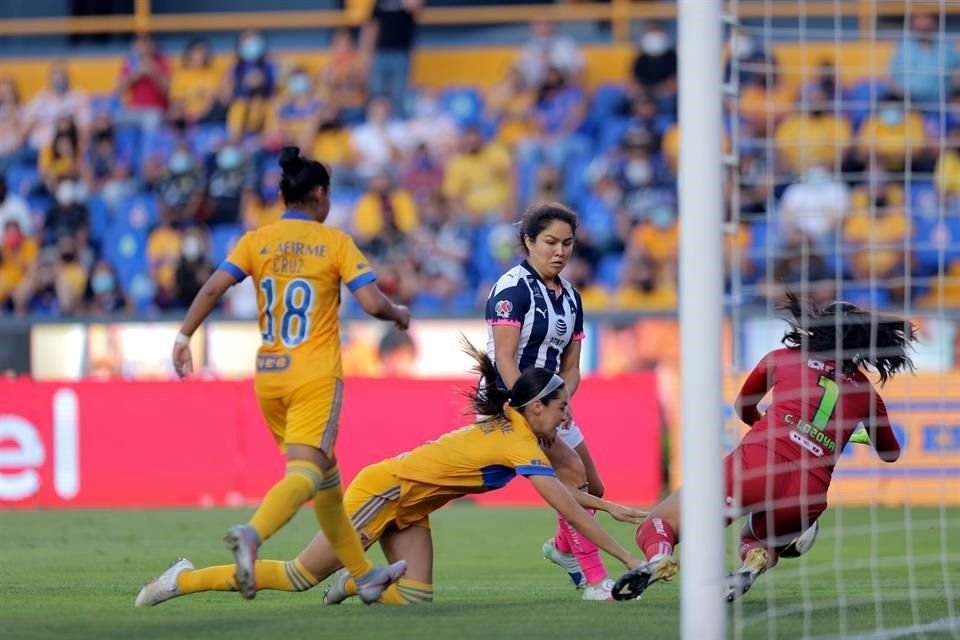 Nancy Antonio hizo el 3-1 al minuto 50, aprovechando una descolgada felina. Todo le salía bien a las auriazules.