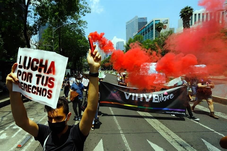 Sobre Paseo de la Reforma un grupo conmemoró la eliminación de la homosexualidad de la lista de enfermedades mentales.